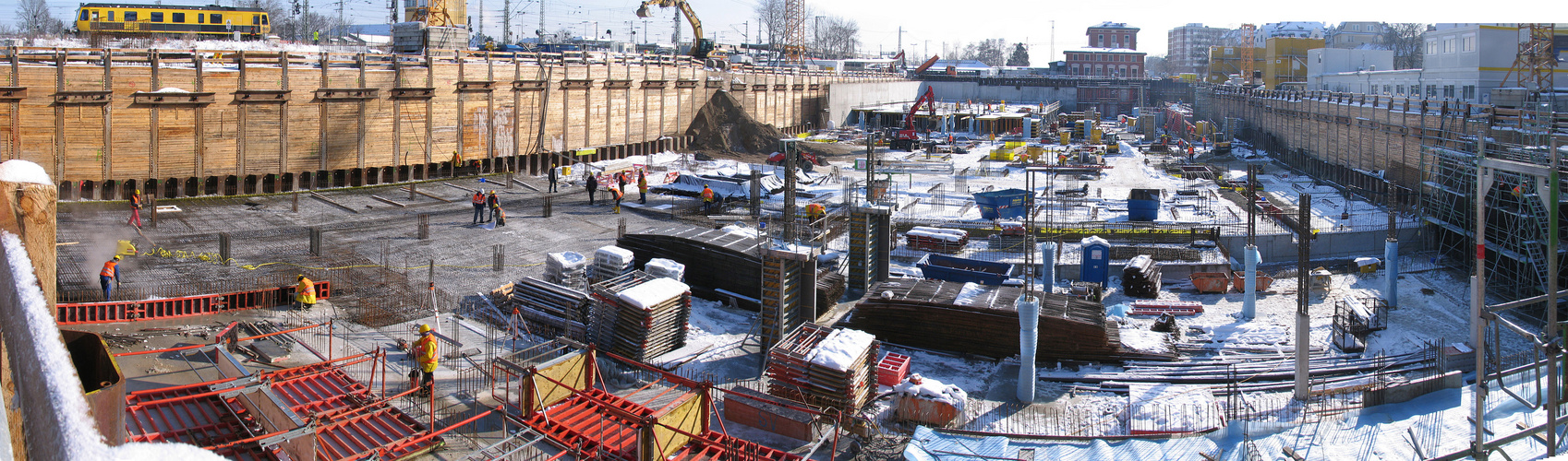 Panoramafoto Baugrube des "HOFGÄRTEN"-Gewerbebau-Komplexes in München Pasing