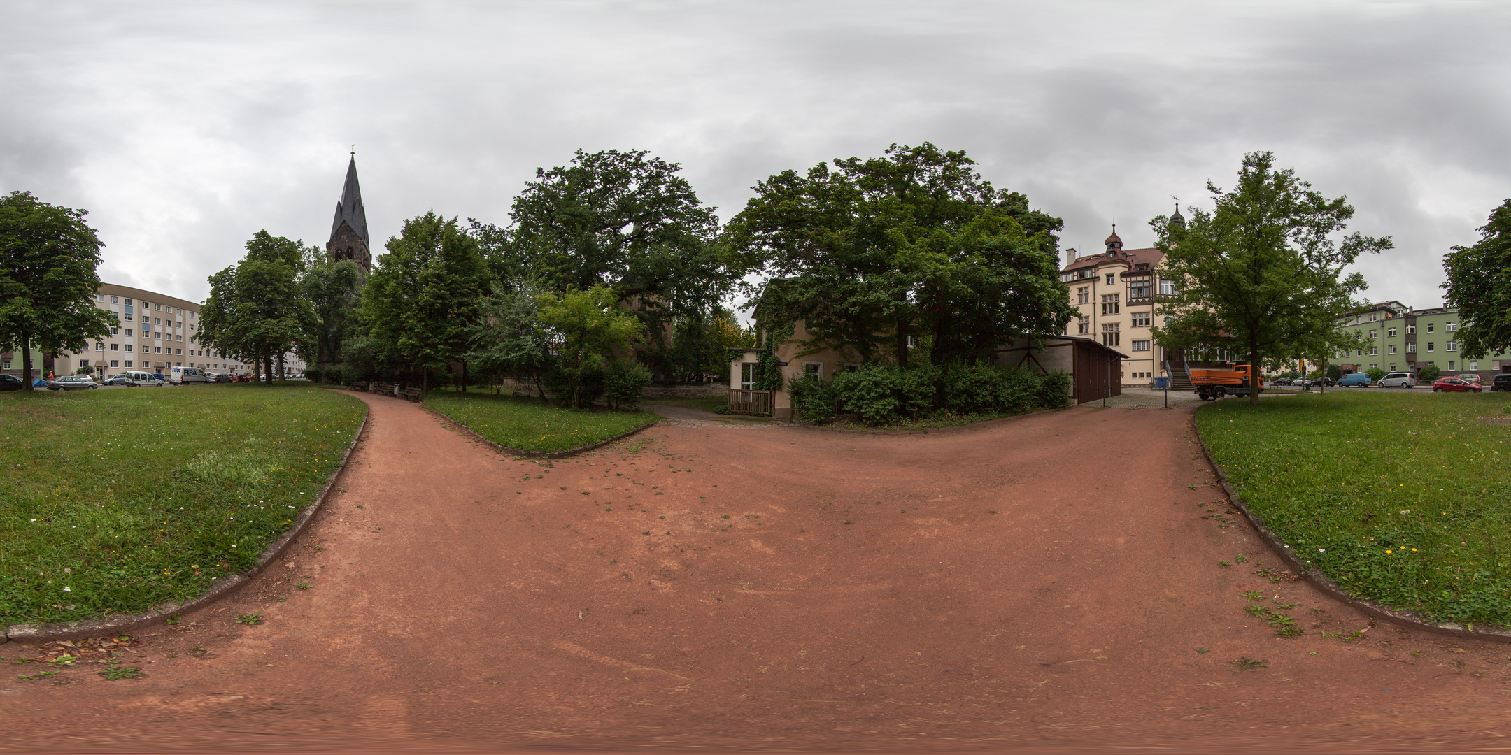 Panoramafoto Dresden-Leuben mit Himmelfahtrskirche und dem denkmalgeschützten Rathaus