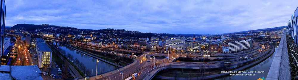 Panoramafoto von Alt-Saarbrücken in Blauer Stunde