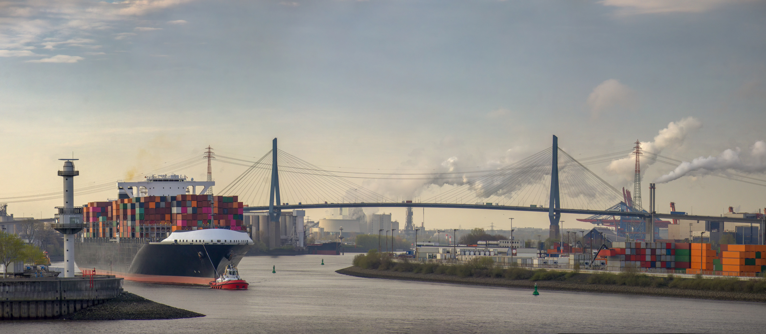 Panoramam vom Hamburger  Hafen  mit gro em Containerschiff 