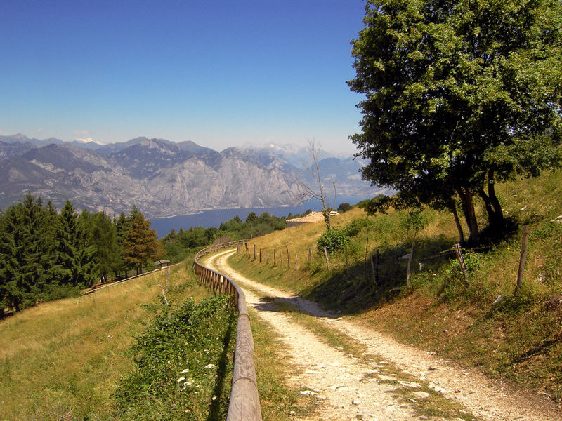 Panoramaweg über dem Gardasee