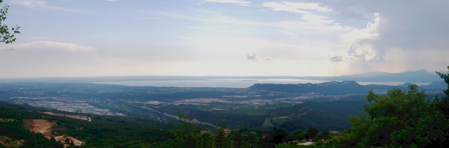 Panoramica del Lago di Garda all'imbrunire