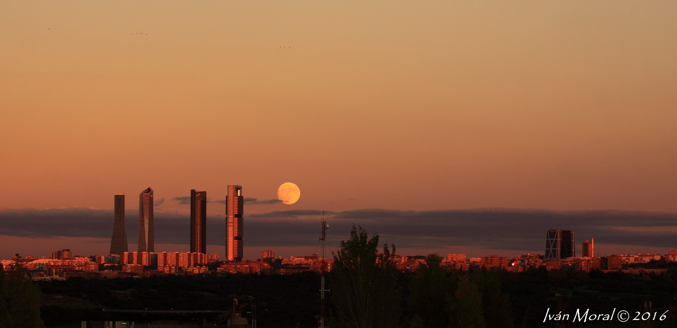 Panorámica Madrid con superluna de Noviembre