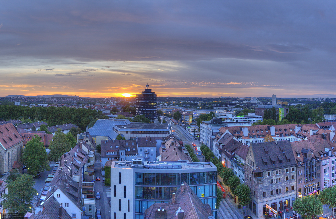 Panoramische Stadtarchitektur im Dämmerlicht