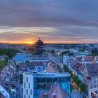 Panoramische Stadtarchitektur im Dämmerlicht