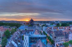 Panoramische Stadtarchitektur im Dämmerlicht