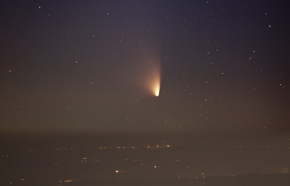 Panstarrs über  dem Nebel der Donauebene