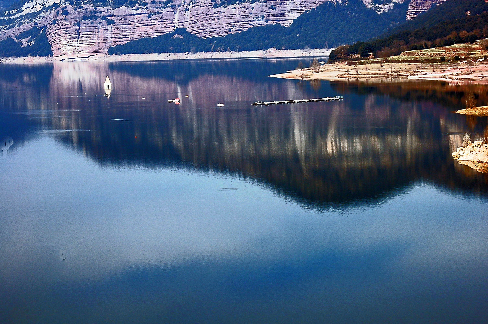 Pantano de Sau. Reflejos