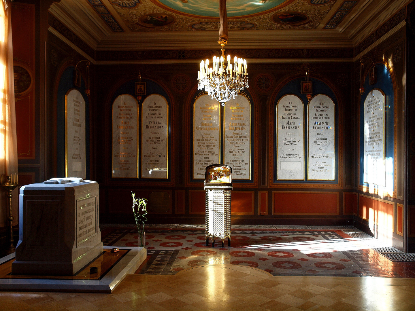 PANTEON DE LA FAMILIA ROMANOF EN LA CATEDRAL DE SAN PEDRO Y SAN PABLO - ( S. Petesburgo - Rusia )