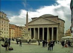 Pantheon mit Brunnen und Obelisk Machteo (Piazza della Rotonda)