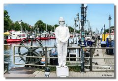 Pantomime im Hafen von Warnemünde