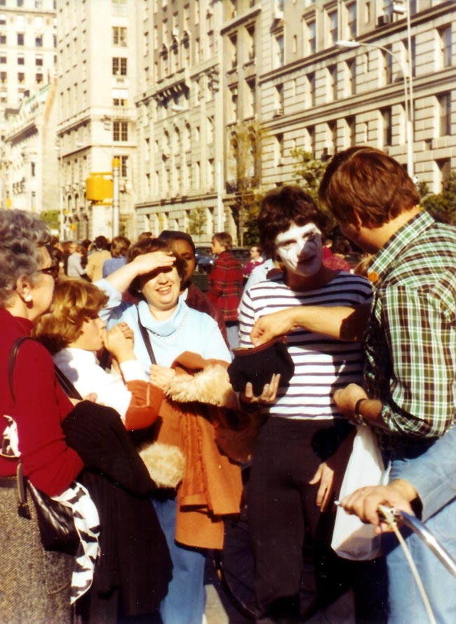 Pantomime in New York 1977 vor Met Museum of Art