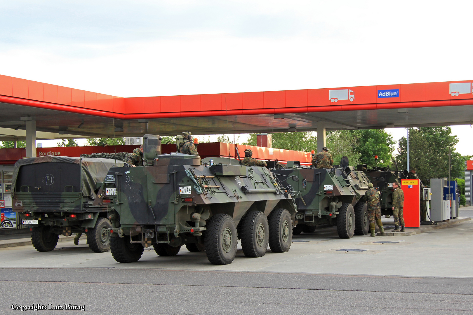 Panzer an der Tankstelle