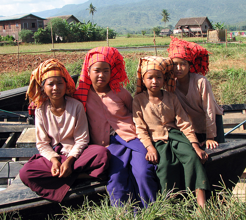 Pa'O girls on the way to Than Taung market