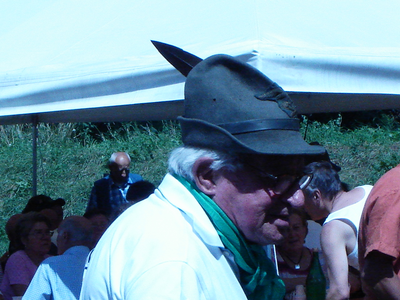 papà col cappello da alpino fiamma verde