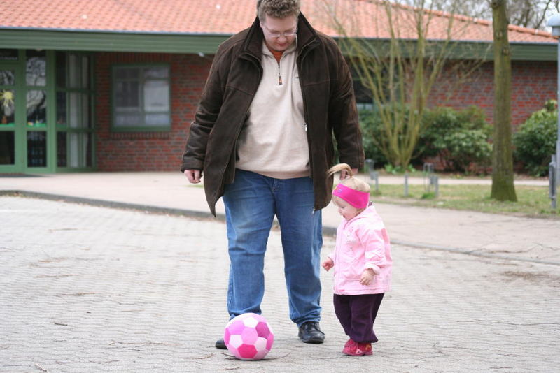 Papa, jetzt zeig ich Dir, wie man Fußball spielt. von Silke Hasemann