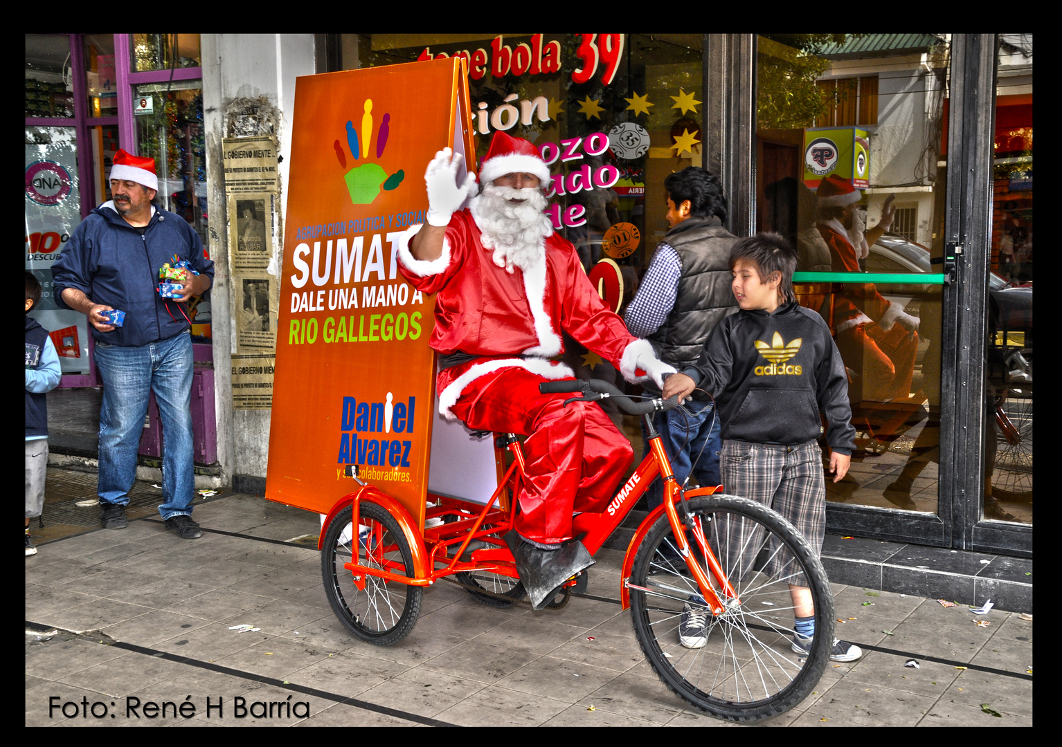 PAPA NOEL PASEANDO EN BICICLETA