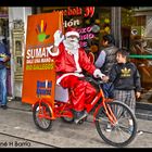 PAPA NOEL PASEANDO EN BICICLETA