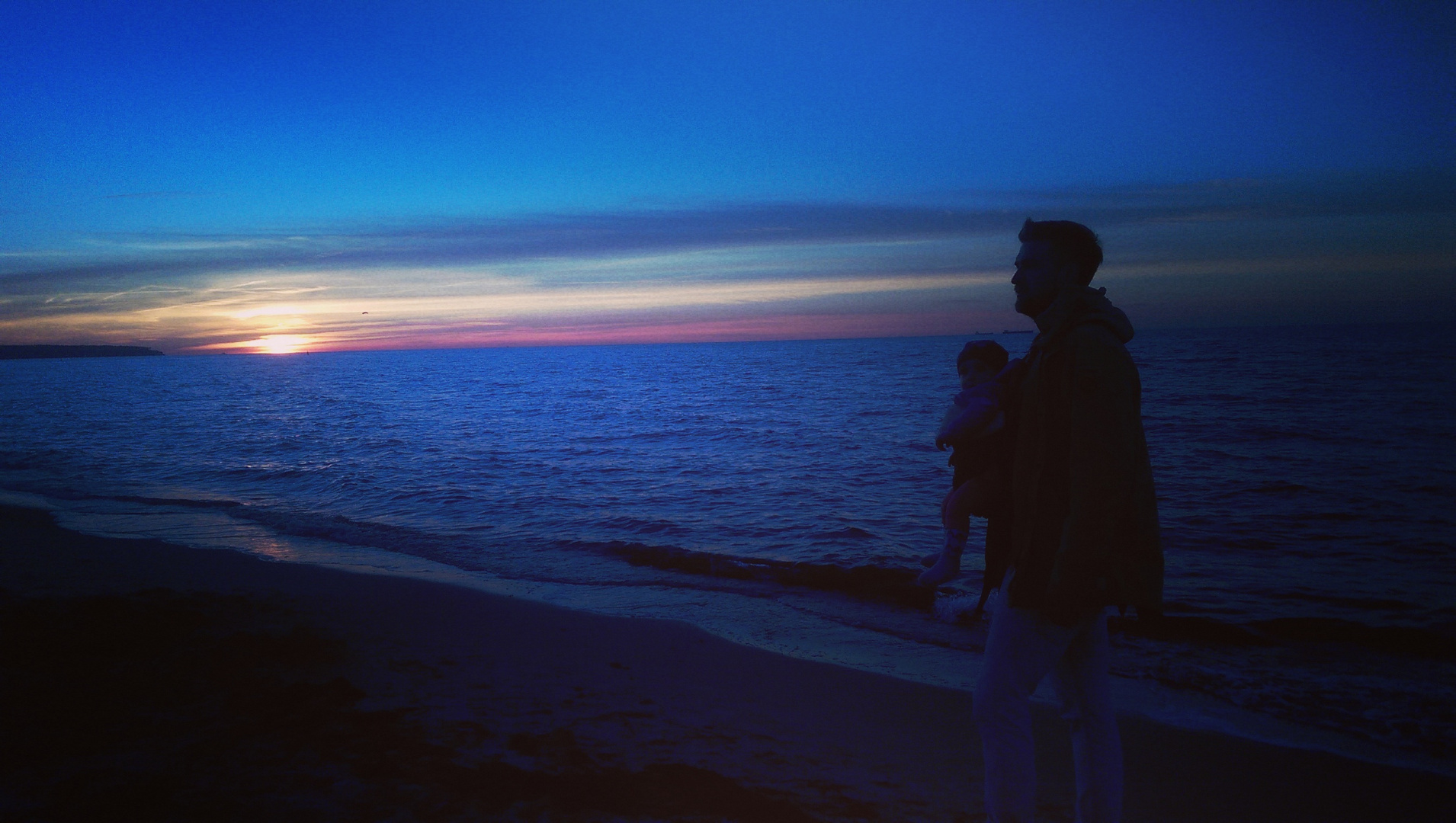 Papa & Tochter dem Sonnenuntergang entgegen
