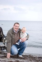 Papa und Sohn am Strand