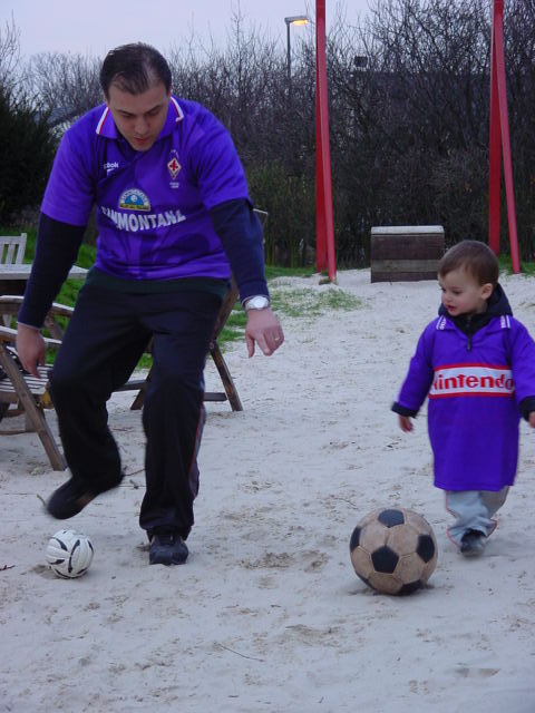 Papa`bring mir Fussballspielen bei