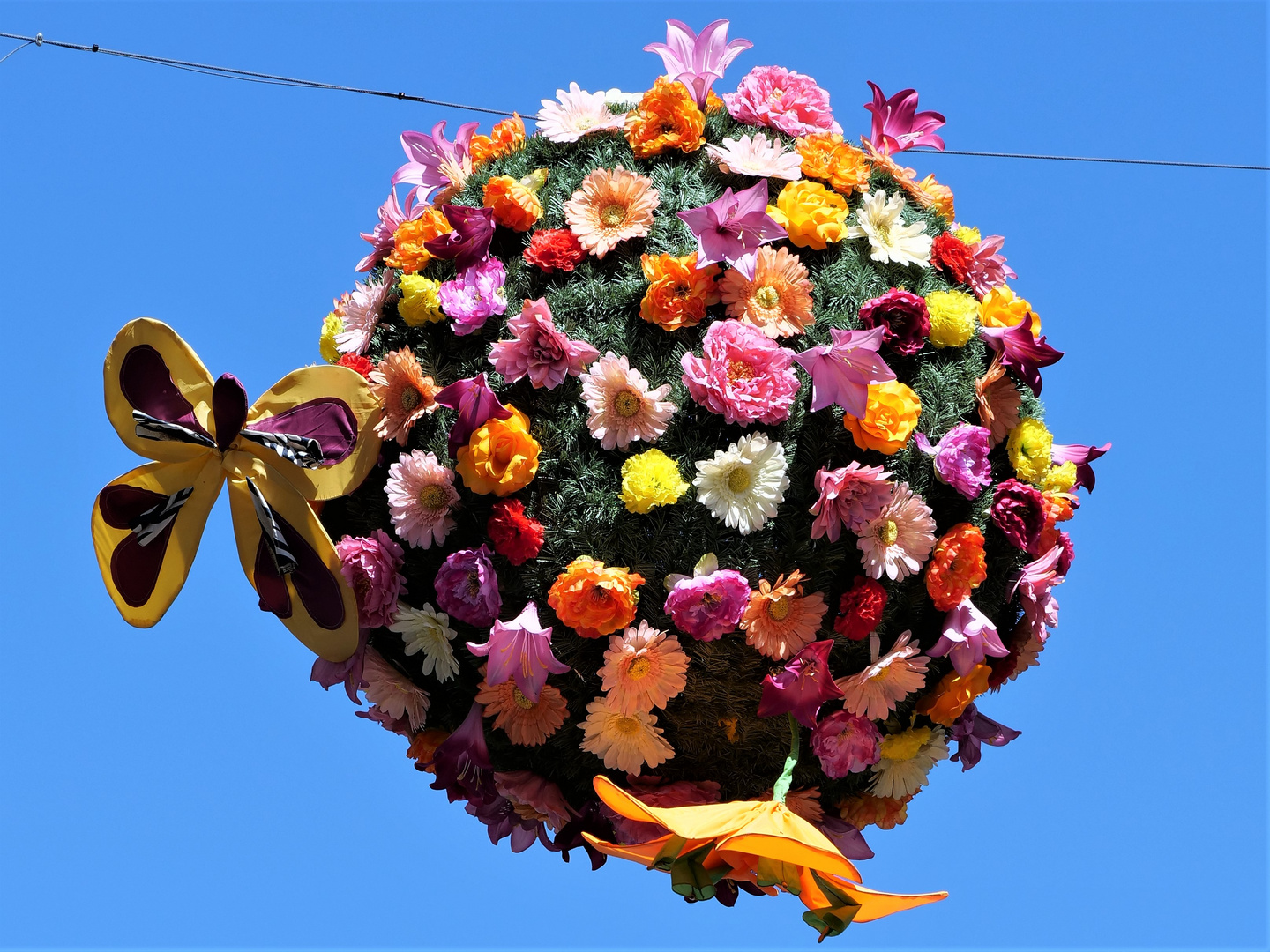 Papierblumen am Himmel