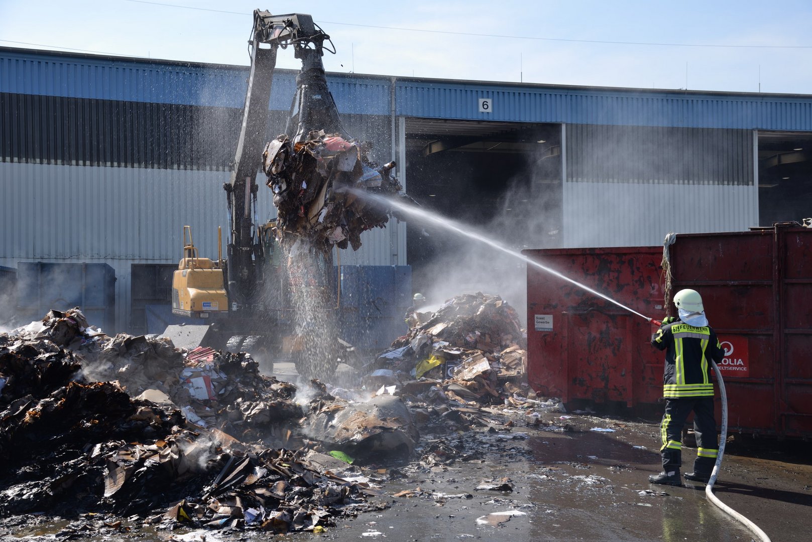 Papierbrand - letzte Glutnester löschen