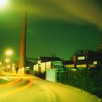 Papierfabrik bei Nacht
