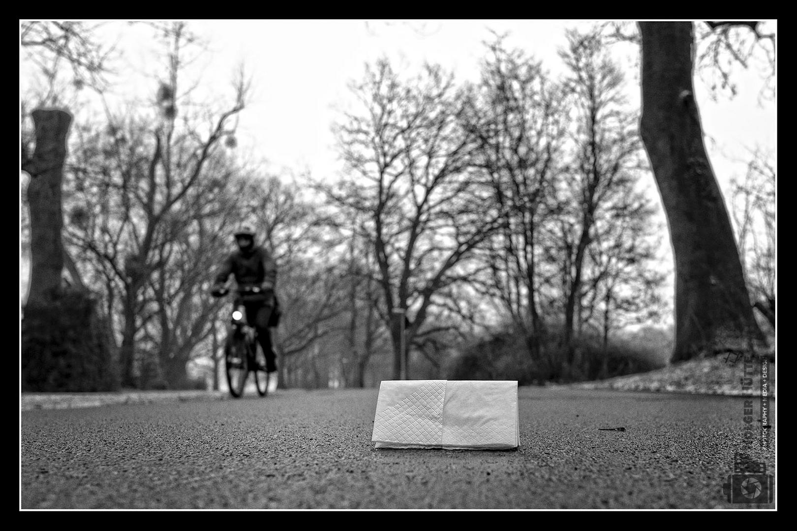 Papiertaschentuch auf dem Radweg