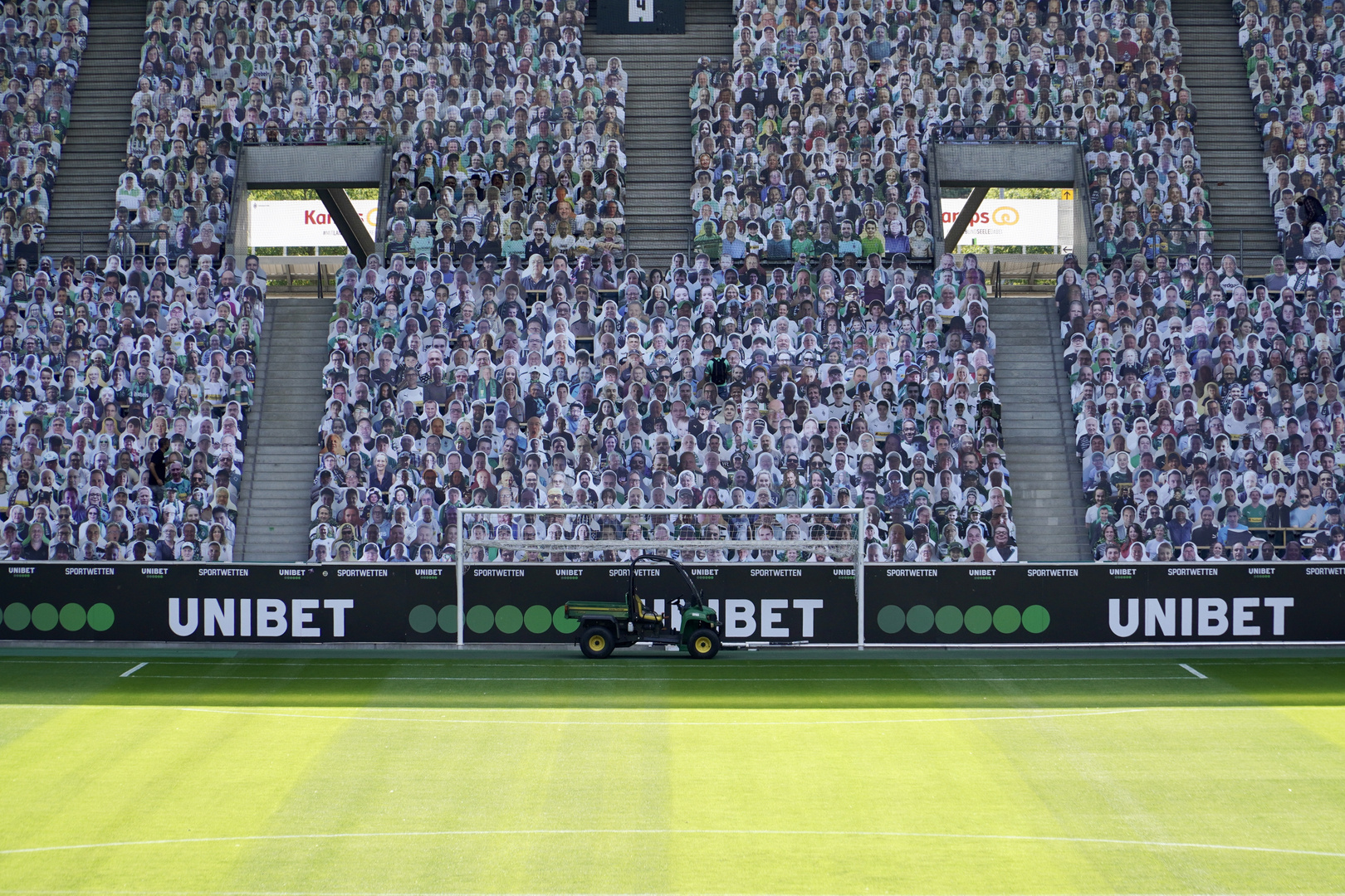 Pappkameraden im Borussia-Park