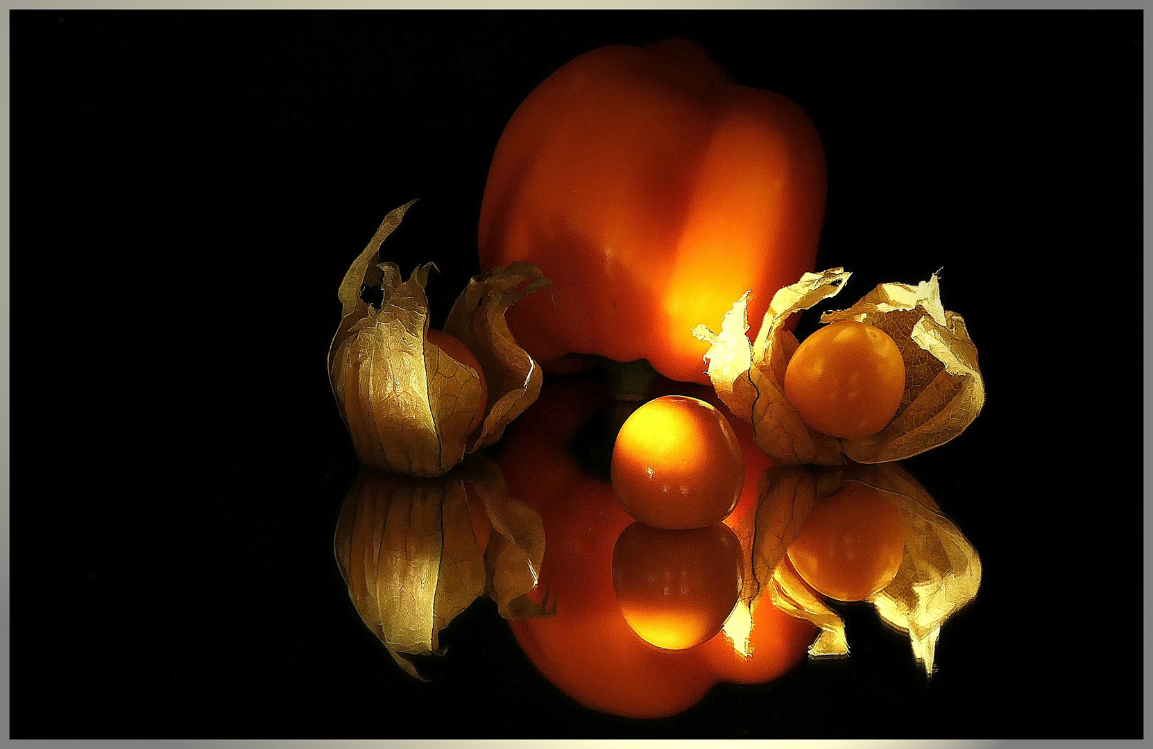 Paprika und Physalis gespiegelt.