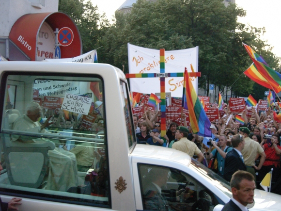 Papst Benedikt XIV trifft auf die LGBTI-Community