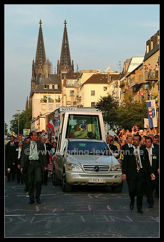 Papst Benedikt XVI im Papamobil