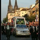 Papst Benedikt XVI im Papamobil