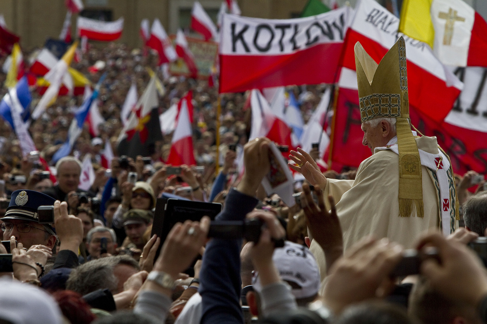 Papst Benedikt XVI in Menschenmenge