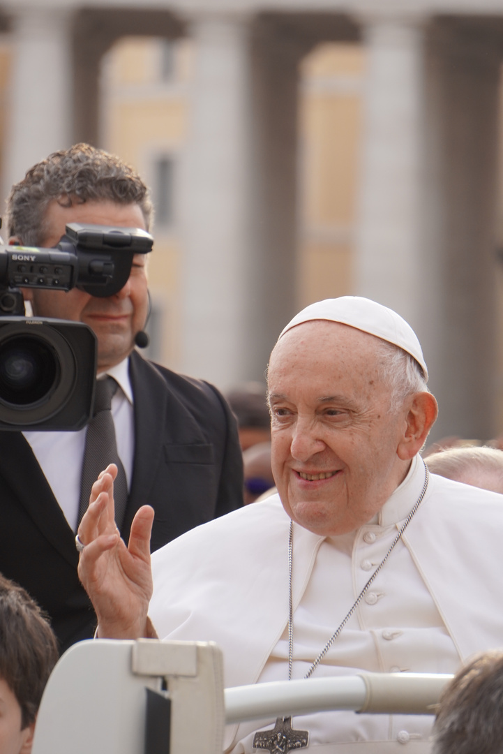 Papst Franziskus auf dem Petersplatz 