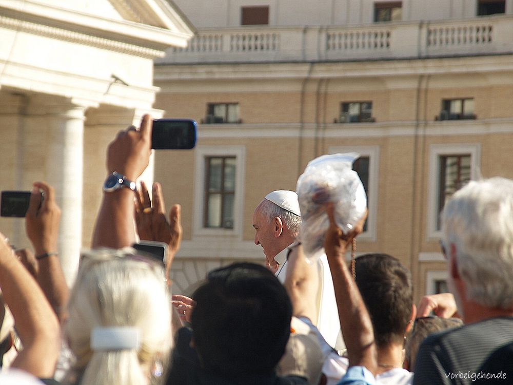 Papst Franziskus in der Menschenmenge