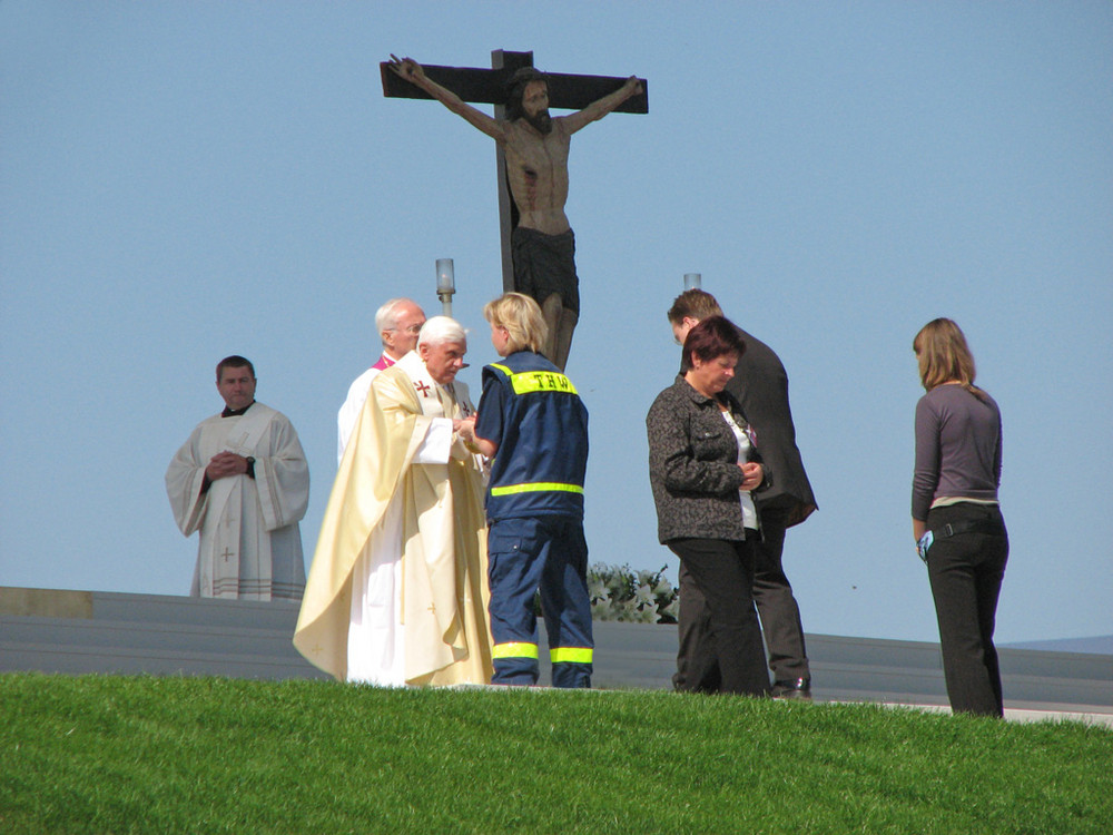 Papst und THW