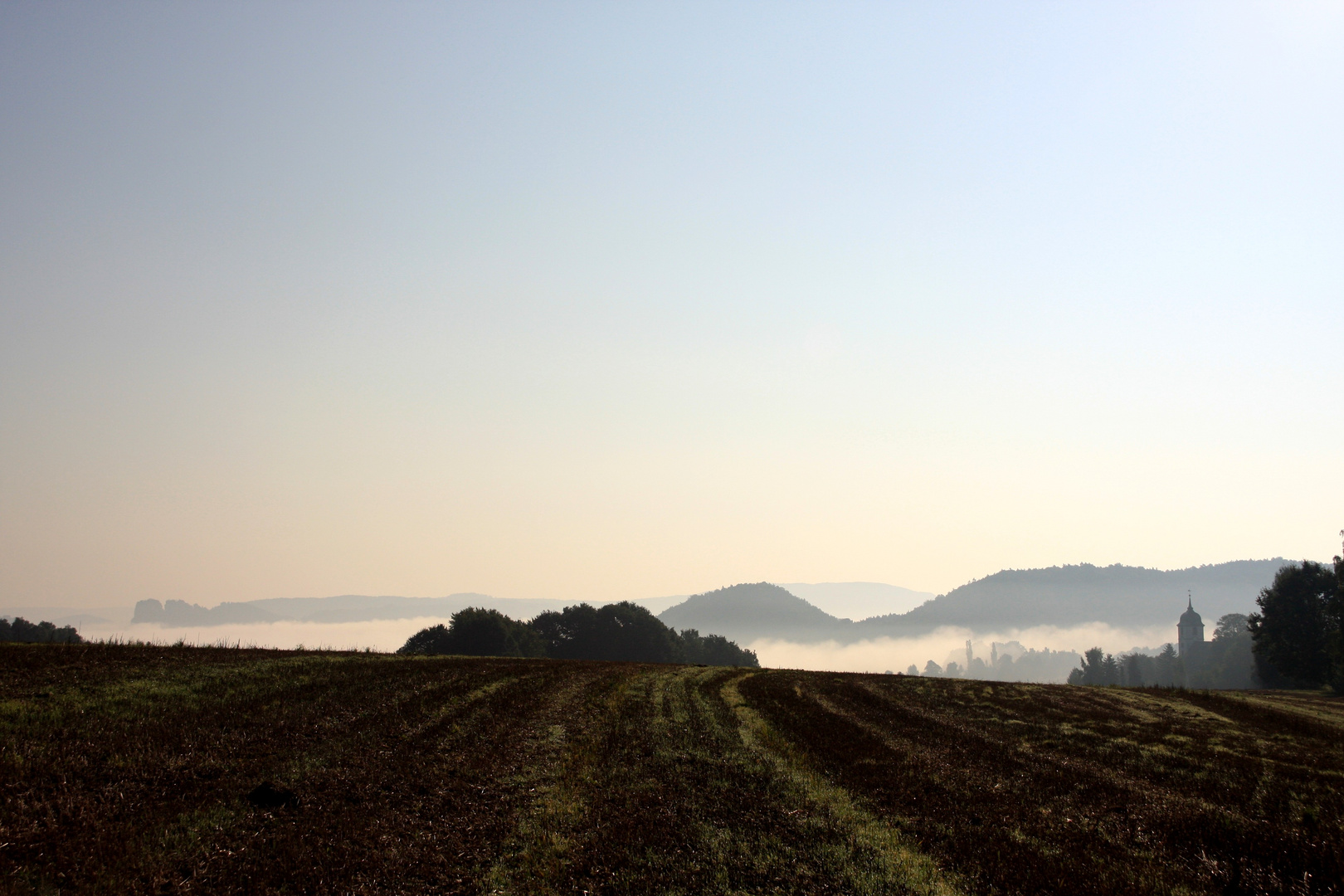 Papstdorf im Morgennebel