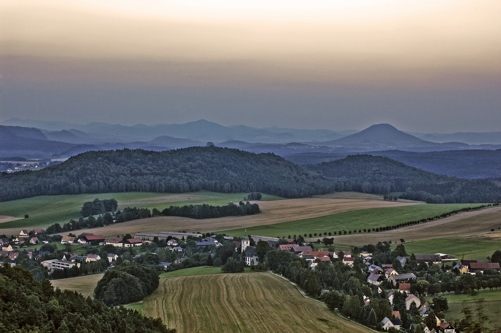 Papstdorf von Gohrisch aus (ca. 20:30 Uhr nach Sonnenuntergang)