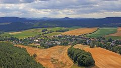 Papstdorf zwischen Großem Winterberg und Kleinem Zschirnstein mit dem böhmischen Rosenberg ....