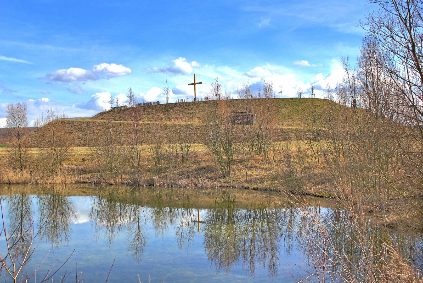 Papsthügel mit Weltjugendtagkreuz und Seeblick im beginnenden Frühjahr