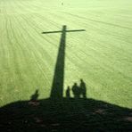 Papstkreuz im Schatten