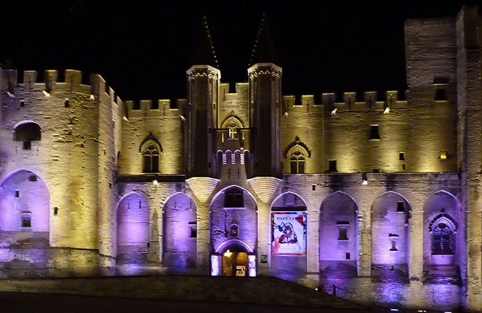 Papstpalast in Avignon, nächtlich beleuchtet