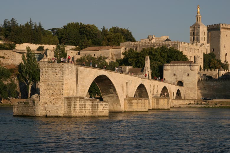 Papstpalast und Pont St Benezet in Avignon