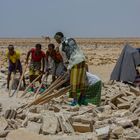 Par 45° Celsius, les Afars arrachent du sol du Danakil le précieux sel.