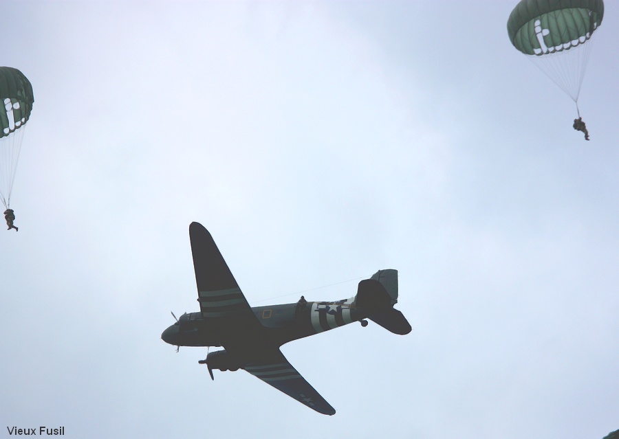 Para sautant d'un Dakota c 47 à saint Mère Eglise