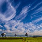 Parabolantennen gegen Alpenkette