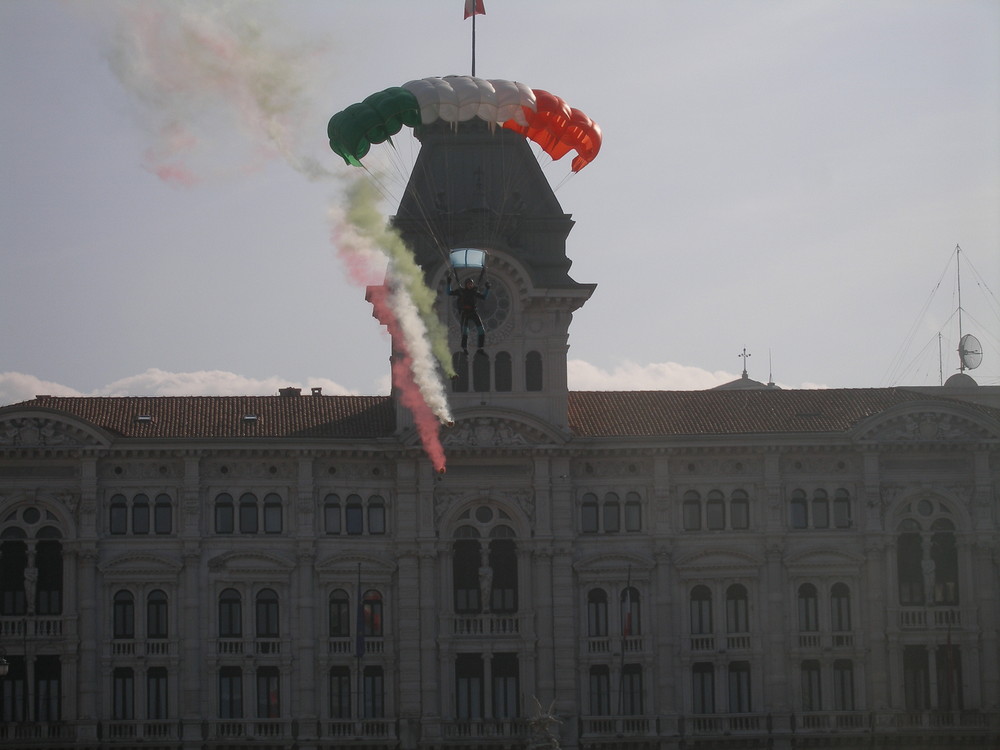 Paracadutista con tricolore fumante