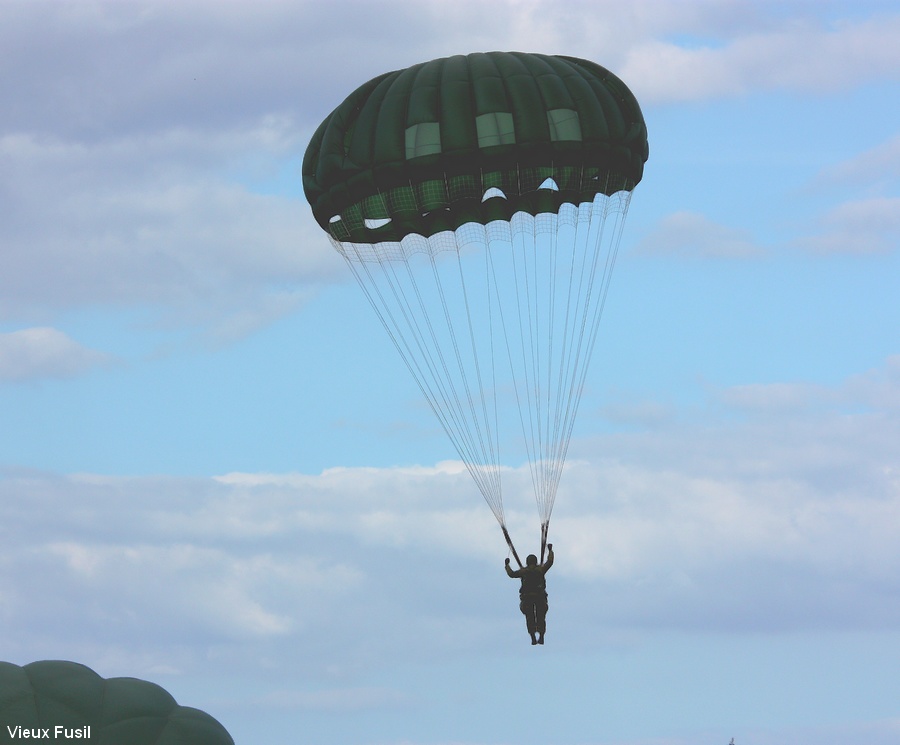 Parachutiste sautant sur la Fière à Saint Mère-Eglise. Manche.